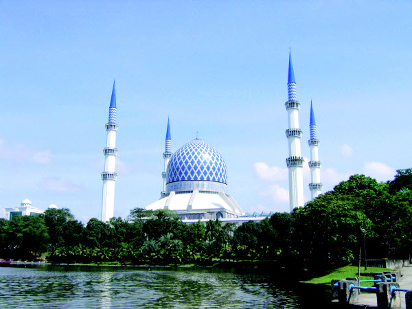 مسجد السلطان صلاح الدين عبدالعزيز.. الأزرق الماليزي
